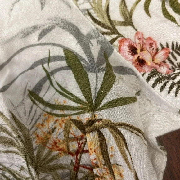 5/20$ Suzy  Shier floral flowy blouse with buttons size medium - Picture 4 of 5